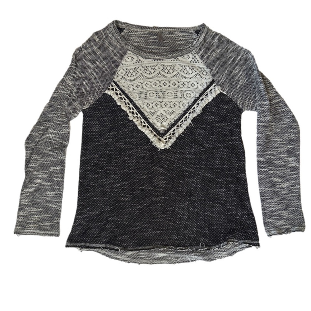 Vanity distressed grey, black, & white crochet design long sleeve top size L